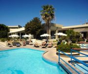Spoljašnjost hotela Virginia u Rodosu u Grčkoj. Bazen, ljudi, ležaljke, suncobrani, hotel.